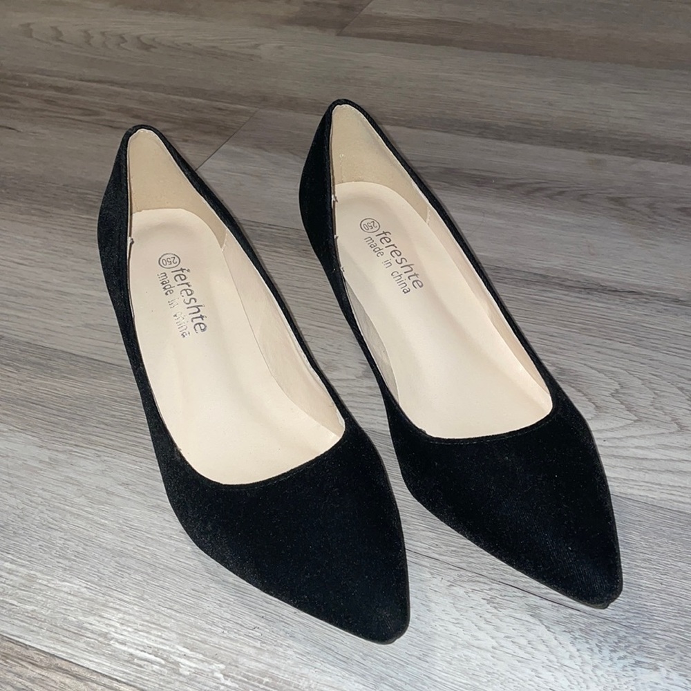 Suede black Pumps 2 inches high!💕🎁 Only wore it once couple hours🥰